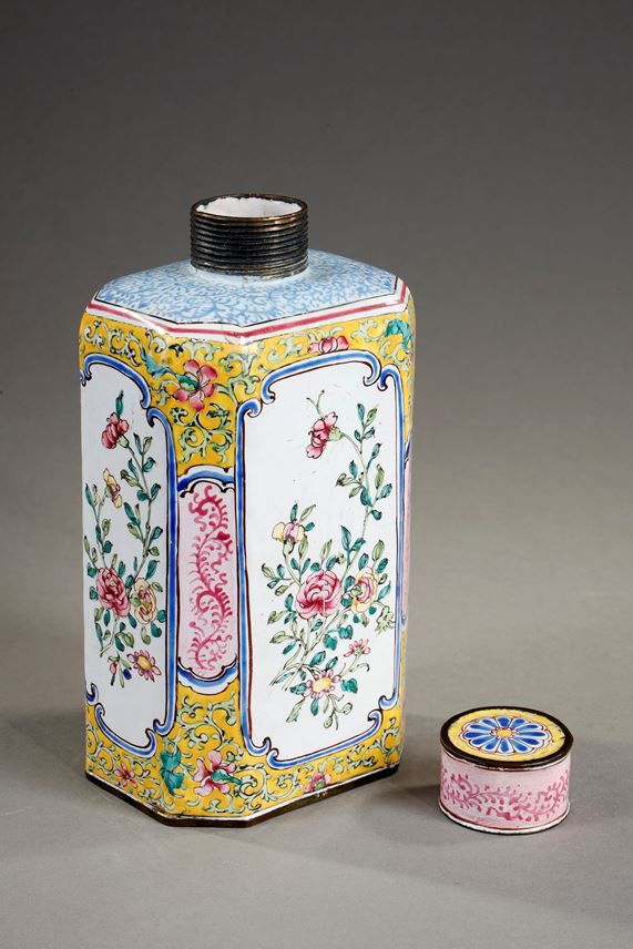 Rectangular bottle finely painted on copper enamel of the famille rose style | MasterArt